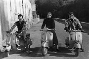 1957 Remigio, Gino e Rissetu con la Vespa