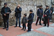 Pubblico in attesa nella piazzetta